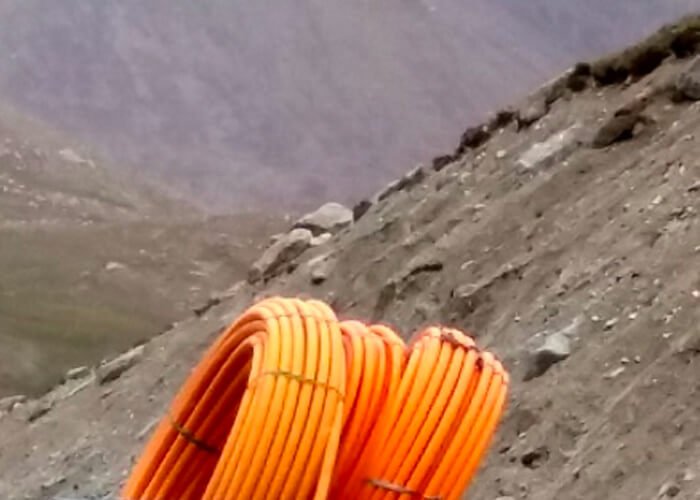 cable de fibra óptica en aeras de montaña