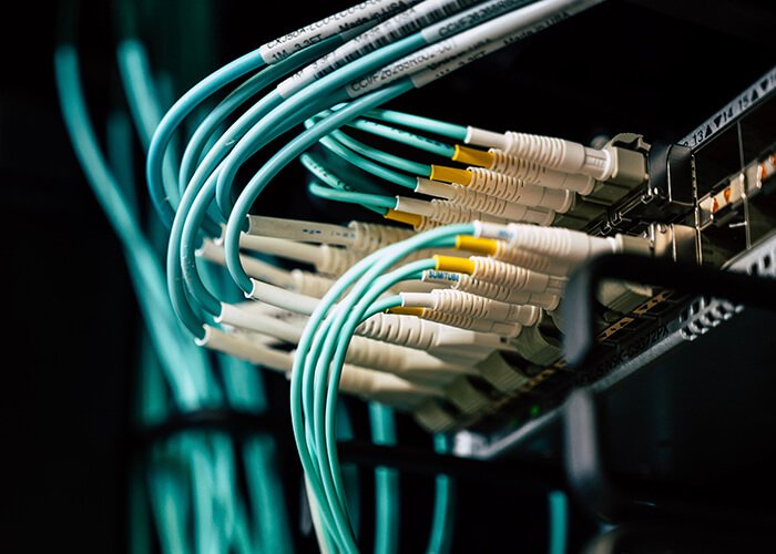 interconexión de cables de fibra entre equipos